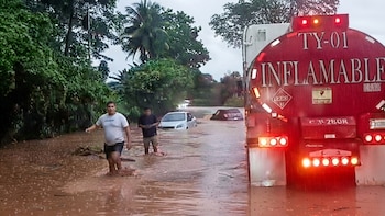 El desborde del río Silvino atrapa vehículos y genera filas en la ruta al Atlántico en Guatemala