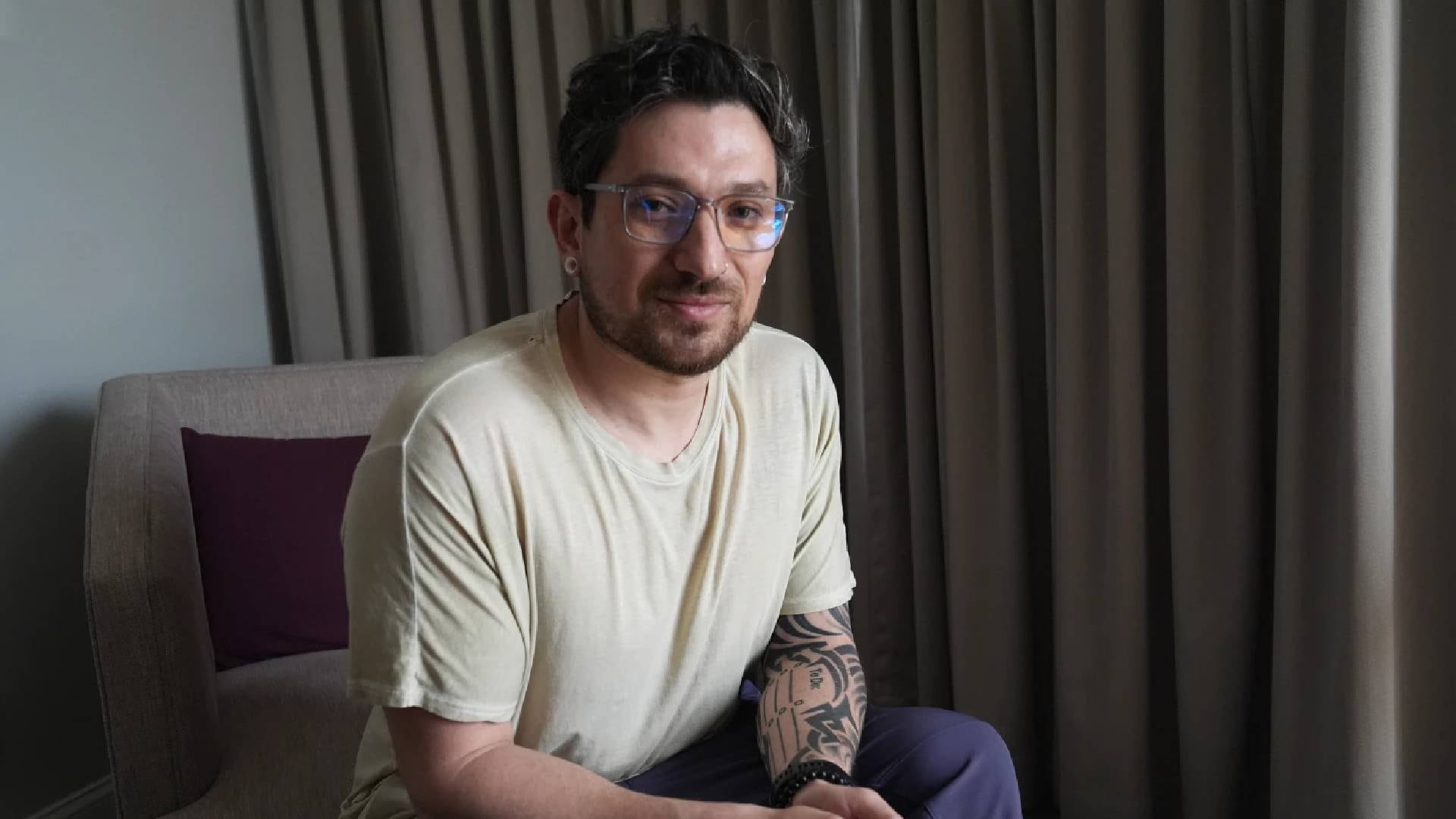 La búsqueda de identidad de Kyle Adler incluyó terapia, investigación genealógica y la colaboración de organizaciones como Nos Buscamos y Connecting Roots (AP)