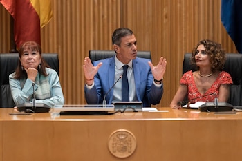 15/09/2025 El presidente del Gobierno, Pedro Sánchez, acompañado por la vicepresidenta del Gobierno y ministra de Hacienda, María Jesús Montero, el portavoz del grupo socialista en el Congreso, Patxi López, y por la presidenta del PSOE, Cristina Narbona, preside la reunión interparlamentaria del Grupo Socialista (Congreso, Senado y Parlamento Europeo) en la Sala Ernest Lluch del Congreso, a 15 de septiembre de 2025, en Madrid (España). El presidente del Gobierno, Pedro Sánchez, reúne este lunes 15 de septiembre a la comisión Interparlamentaria, es decir a todos los diputados, senadores y eurodiputados socialistas en el inicio del nuevo curso político, para poner sobre la mesa las líneas por las que quiere que discurran los próximos meses en el marco parlamentario.
POLITICA
Diego Radamés - Europa Press