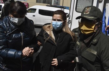 La expresidenta interina de Bolivia Jeanine Áñez (c), en una fotografía de archivo. EFE/Stringer