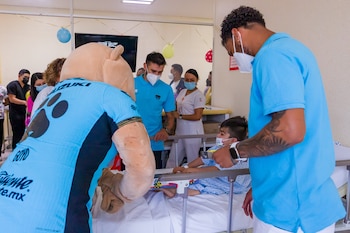 Personal médico y administrativo, así como los menores en el hospital convivieron con los futbolistas.