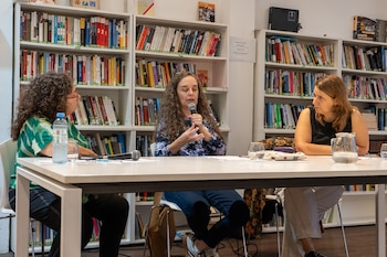 Graciela Queirolo, con el micrófono.