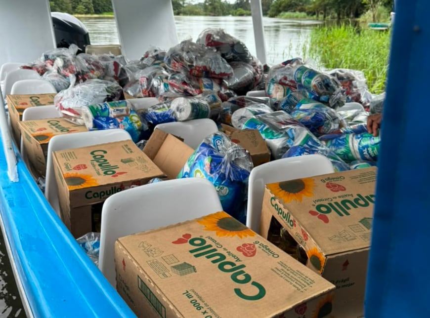 Paquetes de alimentos entregados a las familias afectadas por las inundaciones. Crédito: CNE