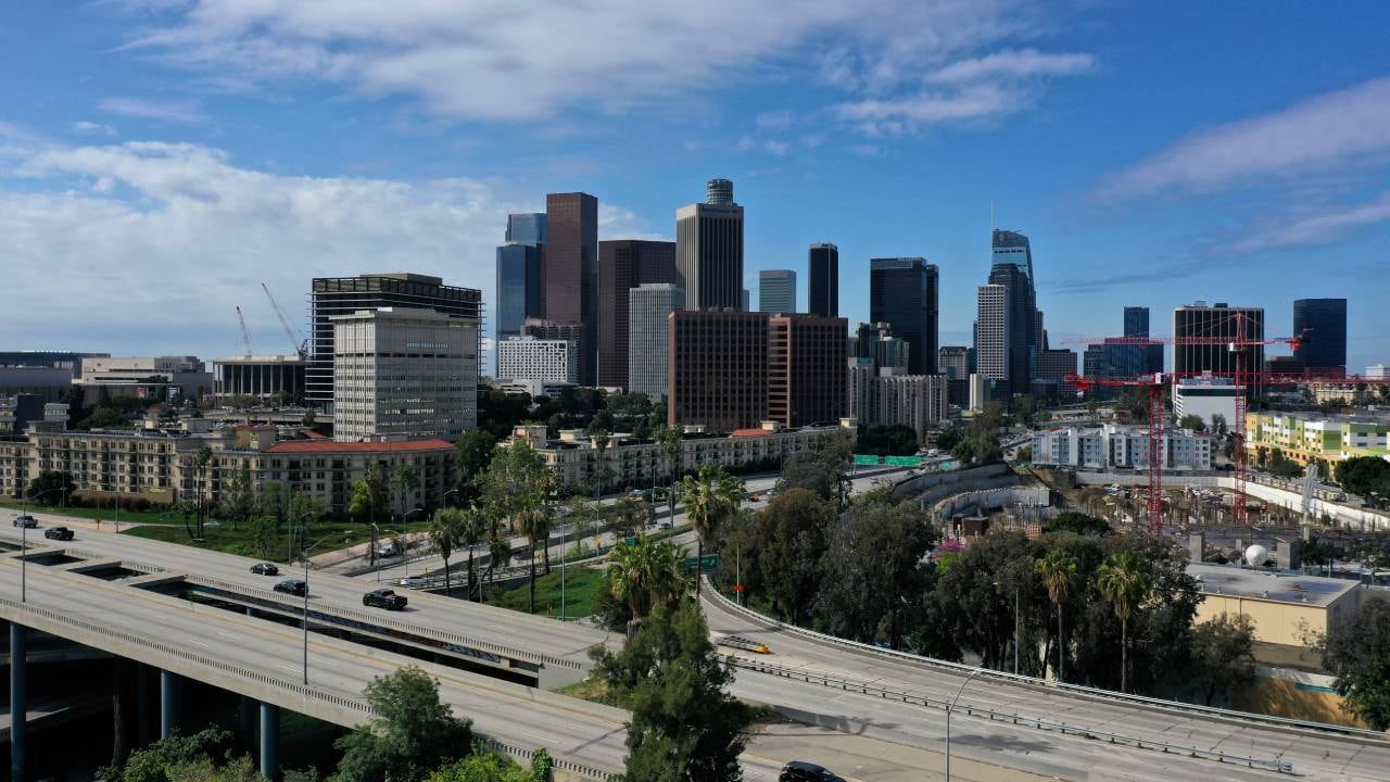 Educación, transporte y costo de vida destacan como las áreas más críticas en la reciente medición, contribuyendo al deterioro de la calidad de vida en el condado de Los Ángeles. (Reuters)