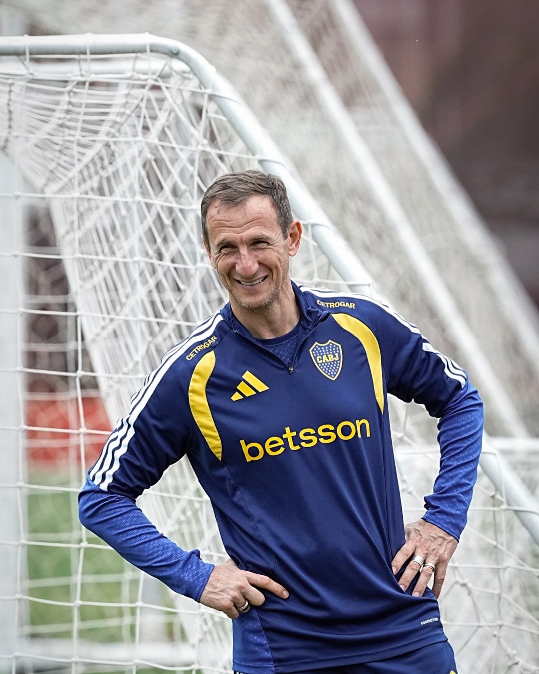 El gesto sonriente del Vasco Arruabarrena en el último entrenamiento de Boca Juniors (@BocaJrsOficial)