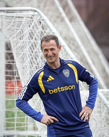 El gesto sonriente del Vasco Arruabarrena en el último entrenamiento de Boca Juniors (@BocaJrsOficial)