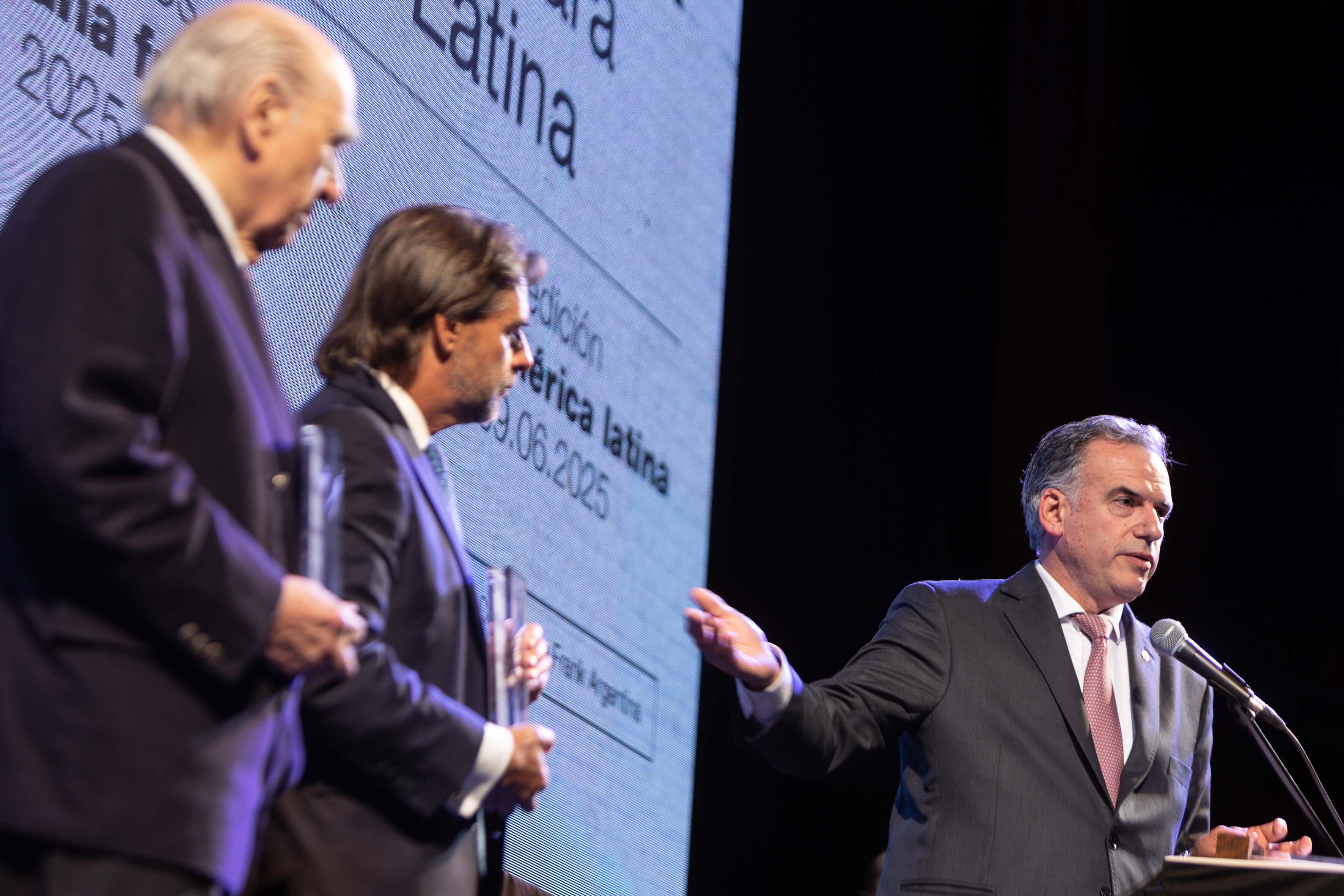 Yamandú Orsi, Luis Lacalle Pou y Julio María Sanguinetti (Camilo dos Santos/Presidencia Uruguay)