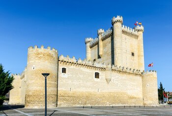 Castillo de Fuensaldaña, en Valladolid (Adobe