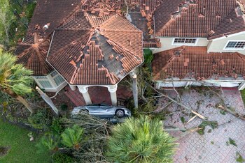 Daños en una casa luego de que un tornado arrasara el desarrollo The Preserve mientras el huracán Milton atravesaba Florida, en Wellington, Florida, EE. UU., el 10 de octubre de 2024. Greg Lovett/Palm Beach Post/USA Today Network vía REUTERS