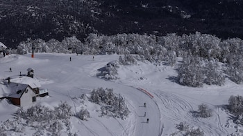 Video: se produjo una impactante avalancha en el Cerro Chapelco y de milagro no arrastrpo a dos esquiadores