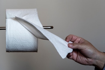 Las familias con menos recursos pagan más por papel higiénico y destinan una mayor proporción de su ingreso a este producto básico. (AP Foto/Michael Phillis)