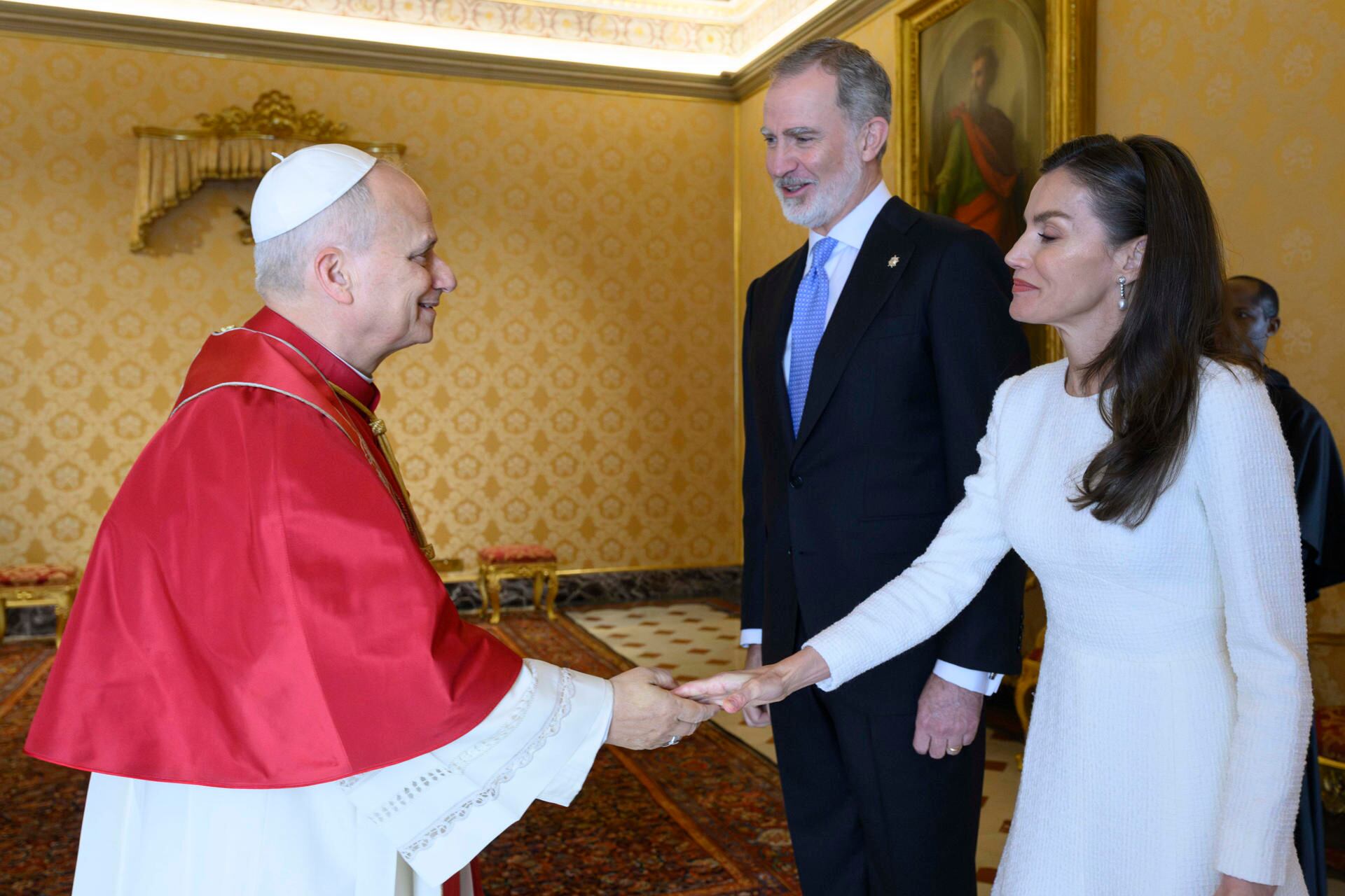Los reyes de España y León XIV han mantenido un encuentro de 50 minutos en la Santa Sede, en la primera audiencia que el pontífice ofrece a Felipe VI y Letizia, previa al viaje que el papa realizará el próximo mes de junio a España (EFE/Vatian Media/Simone Risoluti)