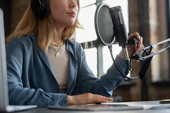 Repórter de rádio, imagens de arquivo. (Incrível)
