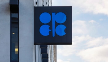 El logo de la Organización de Países Exportadores de Petróleo (OPEC, por sus siglas en inglés), en el exterior de la sede de la institución, en Viena, Austria (AP/Lisa Leutner, Archivo)