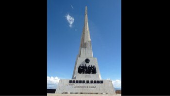 Obelisco de Quinua por la