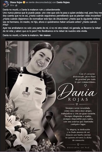 Captura de pantalla de una publicación con un cartel conmemorativo que muestra la foto de una mujer, flores blancas, un lazo negro y varios textos