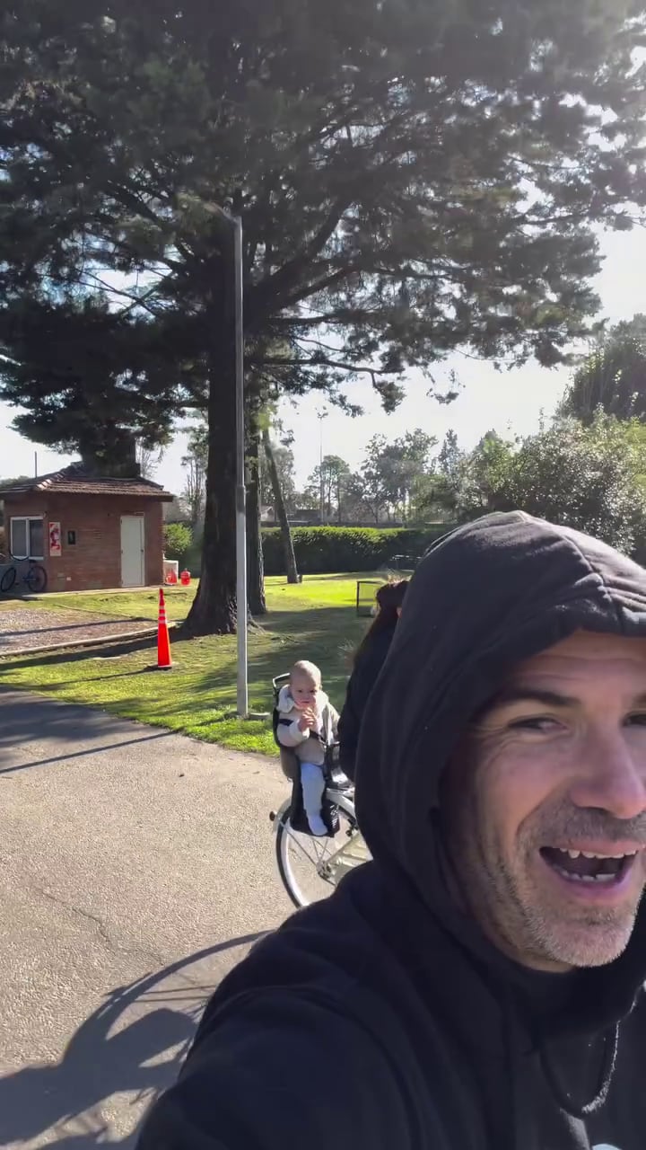 Guido Mazzoni registra en video una salida al aire libre en bicicleta junto a Sol Pérez y su hijo Marco
