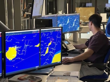 Centro de Coordinación de Salvamento Marítimo con pantallas de control tecnológico