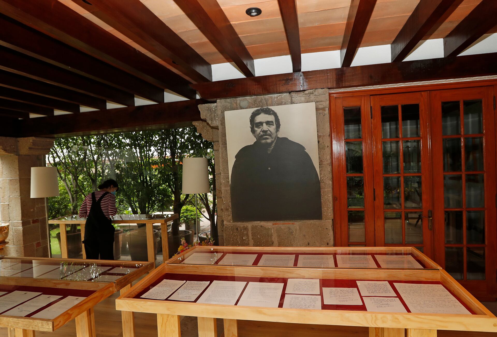 Más de 450 piezas, incluidos documentos inéditos y correspondencia, acercan al público a la vida y obra del nobel colombiano en Bogotá - crédito Mario Guzmán/EFE