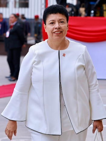Martha Moyano vistió de blanco, pero la consultora observó falta de estructura y prolijidad en la chaqueta y un maquillaje insuficiente para cámara. Congreso de la República.