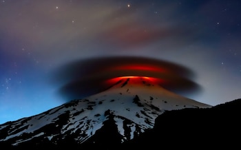 Nubes iluminadas por lava nocturna