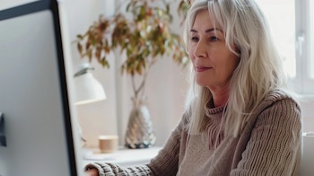 Fotografía que representa diversos aspectos del amor en la vida real, incluyendo la alegría del enamoramiento y los desafíos como la infidelidad, dentro del contexto de matrimonios y relaciones amorosas. Destaca la importancia de la comunicación y el compromiso en la construcción de relaciones duraderas y significativas. (Imagen ilustrativa Infobae)