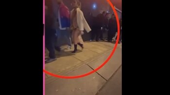 La pareja abandonó el local