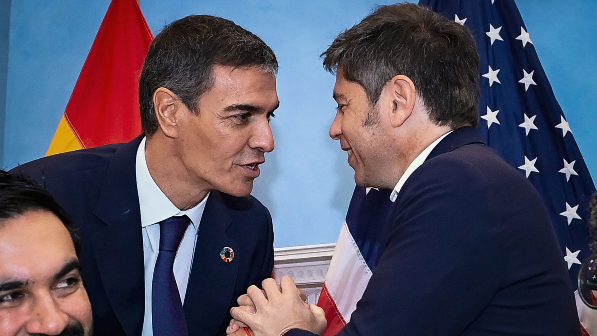 El gobernador de Buenos Aires, Axel Kicillof, junto al presidente de España, Pedro Sánchez