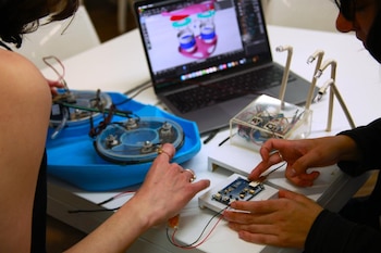 Entre los ganadores y finalistas se encuentran dispositivos médicos, soluciones energéticas y herramientas educativas desarrolladas por jóvenes innovadores. (Foto: James Dyson Award)