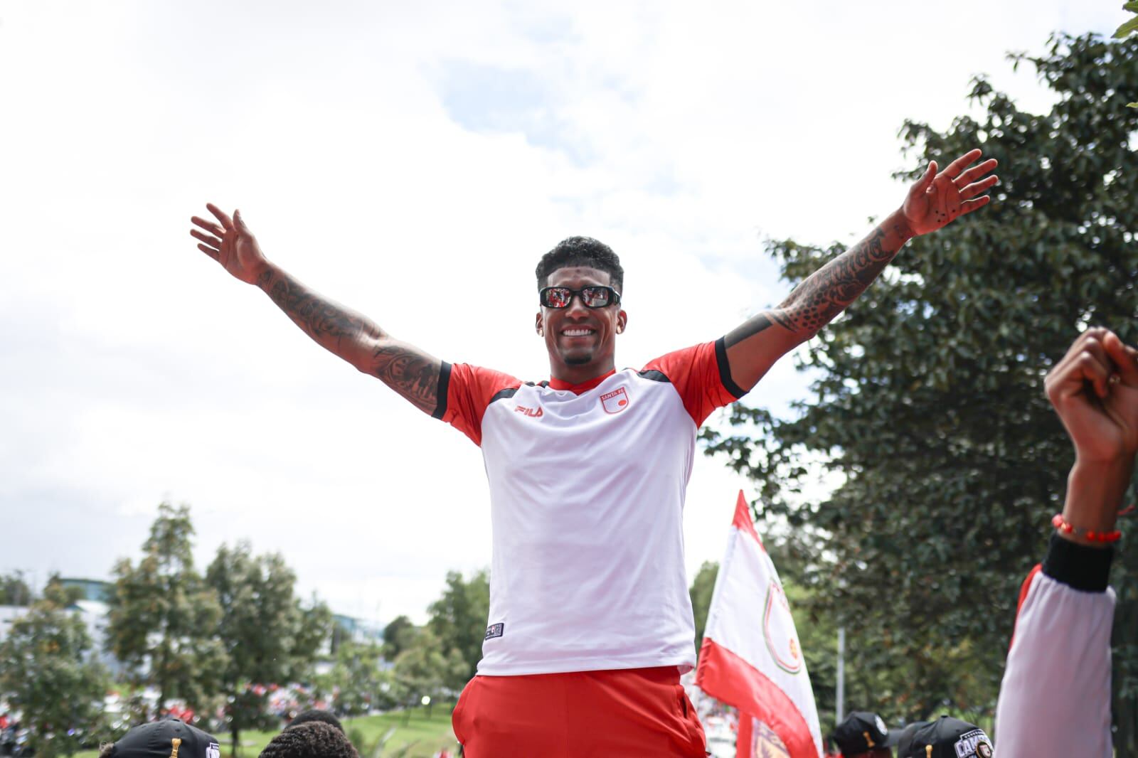 - crédito @SantaFe/X