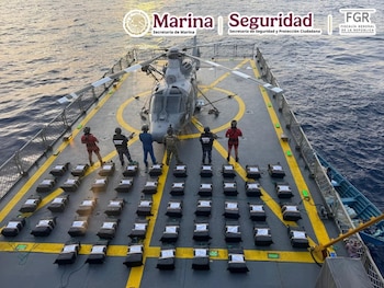 La operación frente a las costas de Oaxaca dejó seis personas detenidas y el aseguramiento de aproximadamente 1.2 toneladas de cocaína, en un despliegue conjunto de la Secretaría de Marina y la Guardia Costera de Estados Unidos. (Crédito: X | @OHarfuch)