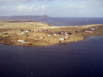 Panorámica de Bahía Fox, un caserío en el sudeste de la isla Gran Malvina (Museo Nacional de Malvinas)