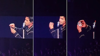 Los Jonas Brothers se sumaron a la fiebre por las figuritas del mundial y abrieron un sobre en medio de su show en Argentina