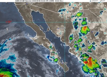 Mapa satelital del noroeste de México que muestra zonas de nubosidad en colores verde, amarillo y rojo sobre el territorio continental y el mar
