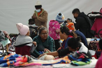 Un grupo personas integrantes de la Caravana migrante, descansa hoy en el albergue la Casa del Peregrino, en la Basílica de Guadalupe, en la Ciudad de México. EFE/José Méndez