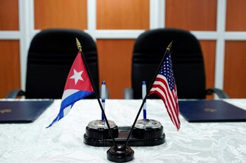 FOTO DE ARCHIVO. Las banderas de Cuba y Estados Unidos antes de la firma de acuerdos, en La Habana, Cuba. 6 de octubre de 2017. REUTERS/Alexandre Meneghini