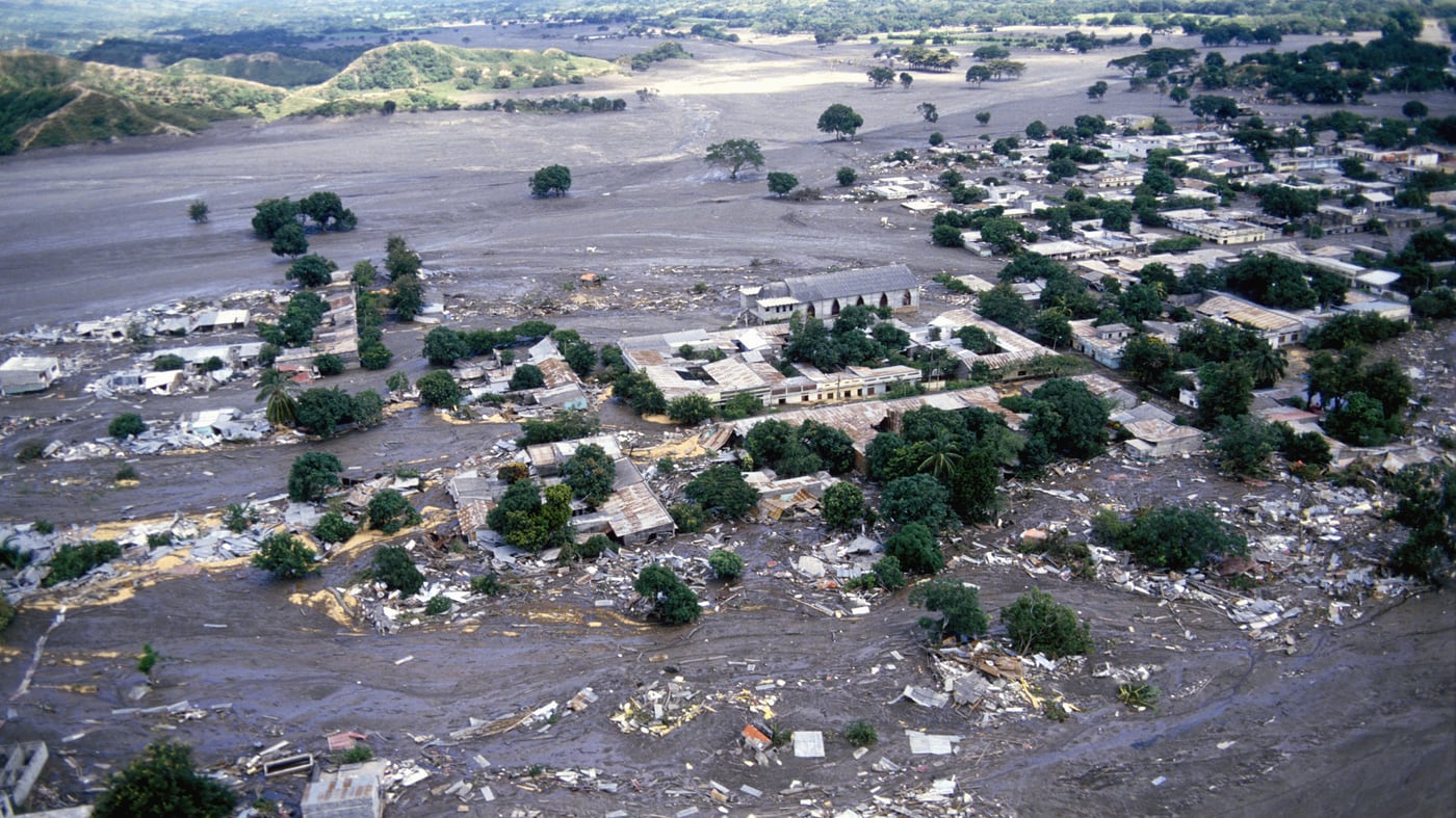 Foto aérea de la devastación que sufrió el pueblo Armero, en Colombia, después de la erupción del Nevado del Ruíz - crédito Langevin Jacques