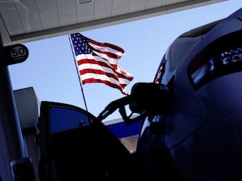 Las refinerías de Estados Unidos operan al 98% de su capacidad y las reservas de gasolina cayeron a 205,7 millones de barriles, lo que redujo el margen para aumentar la oferta (REUTERS/Bing Guan)