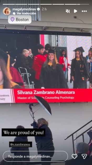 Una joven con toga y birrete aparece en una pantalla grande en una ceremonia de graduación. En la pantalla se lee 'Silvana Zambrano Almenara Master of Science'
