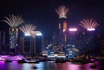 Los fuegos artificiales explotan sobre el puerto de Victoria para celebrar el Año Nuevo en Hong Kong, China, el 1 de enero de 2023. REUTERS/Tyrone Siu