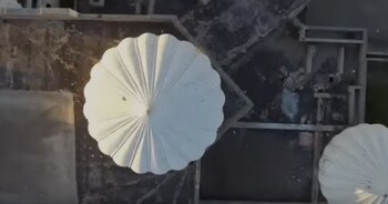 Por sus torres se le