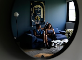 Las gemelas, Valeria, derecha, y Valentina, del dúo colombiano Vale, durante una entrevista en la Ciudad de México el miércoles 26 de abril de 2023. Vale reveló las inspiraciones de su álbum debut “A contraluz", el cual incluye canciones compuestas durante su adolescencia y otras creadas en colaboración con otros artistas, incluyendo el legendario Elvis Costello. (Foto AP/Fernando Llano)