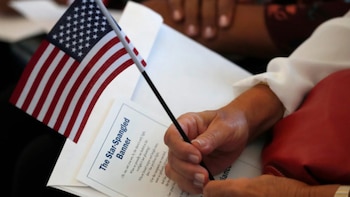 Cuántos años deben vivir los migrantes en Estados Unidos para obtener la ciudadanía en 2026