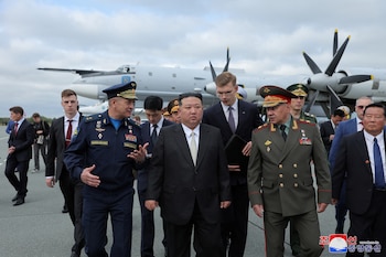 Kim Jong-Un camina junto al