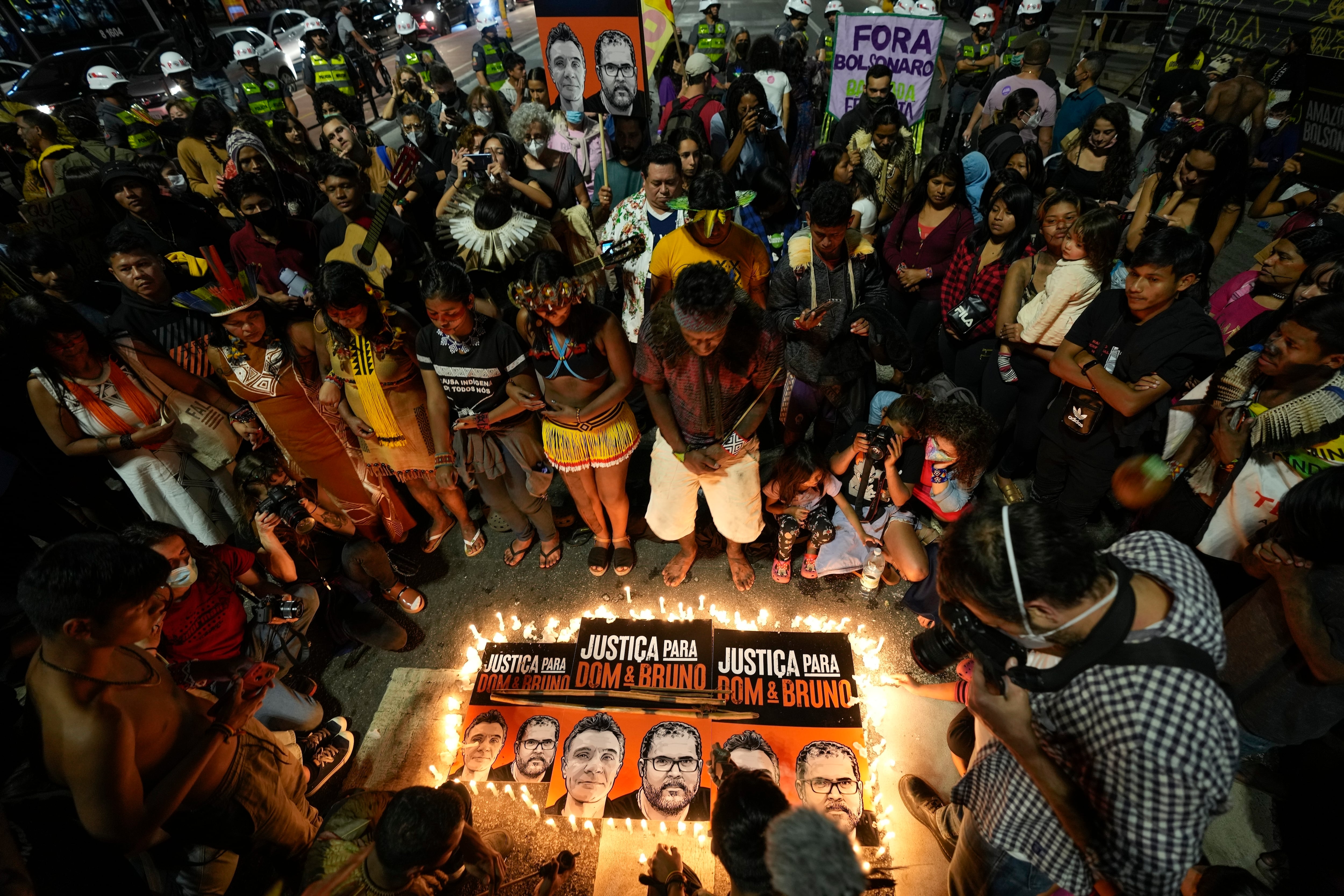 Personas del pueblo indígena guaraní y defensores de derechos humanos durante una vigilia en San Pablo, Brasil (AP Foto/Andre Penner/Archivo)