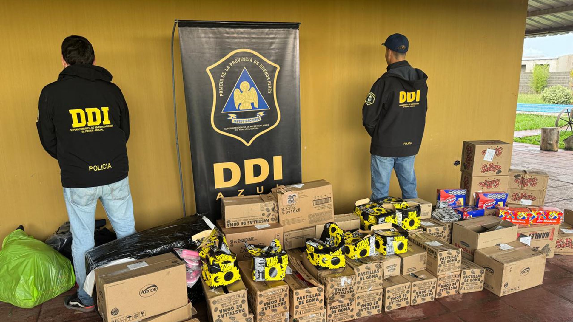 Agentes de la DDI de Azul muestran parte de la mercadería recuperada tras desarticular una banda acusada de robar camiones con cargamento en la provincia de Buenos Aires.