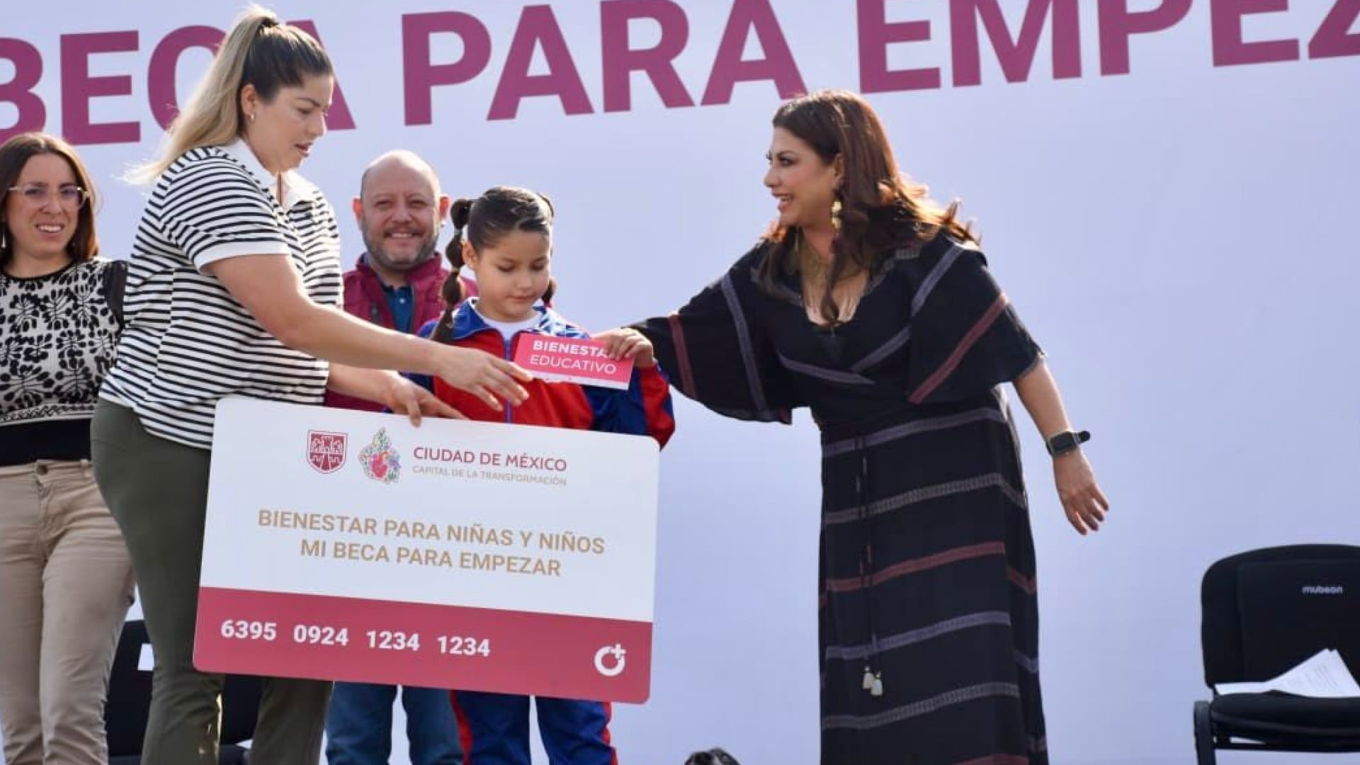 Clara Brugada, jefa de Gobierno de la Ciudad de México, llevó a cabo la entrega de Mi Beca para Empezar. Foto: X/@BienestarEdu.
