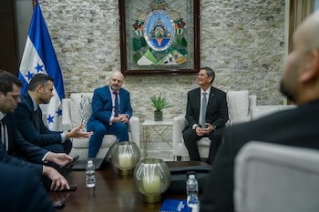 La digitalización de los procesos judiciales figura entre las prioridades expuestas por Wagner Vallecillo durante las conversaciones con los representantes internacionales. (Foto: Poder Judicial Honduras)