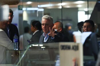 Álvaro Uribe visitó al senador en el hopital - crédito Reuters