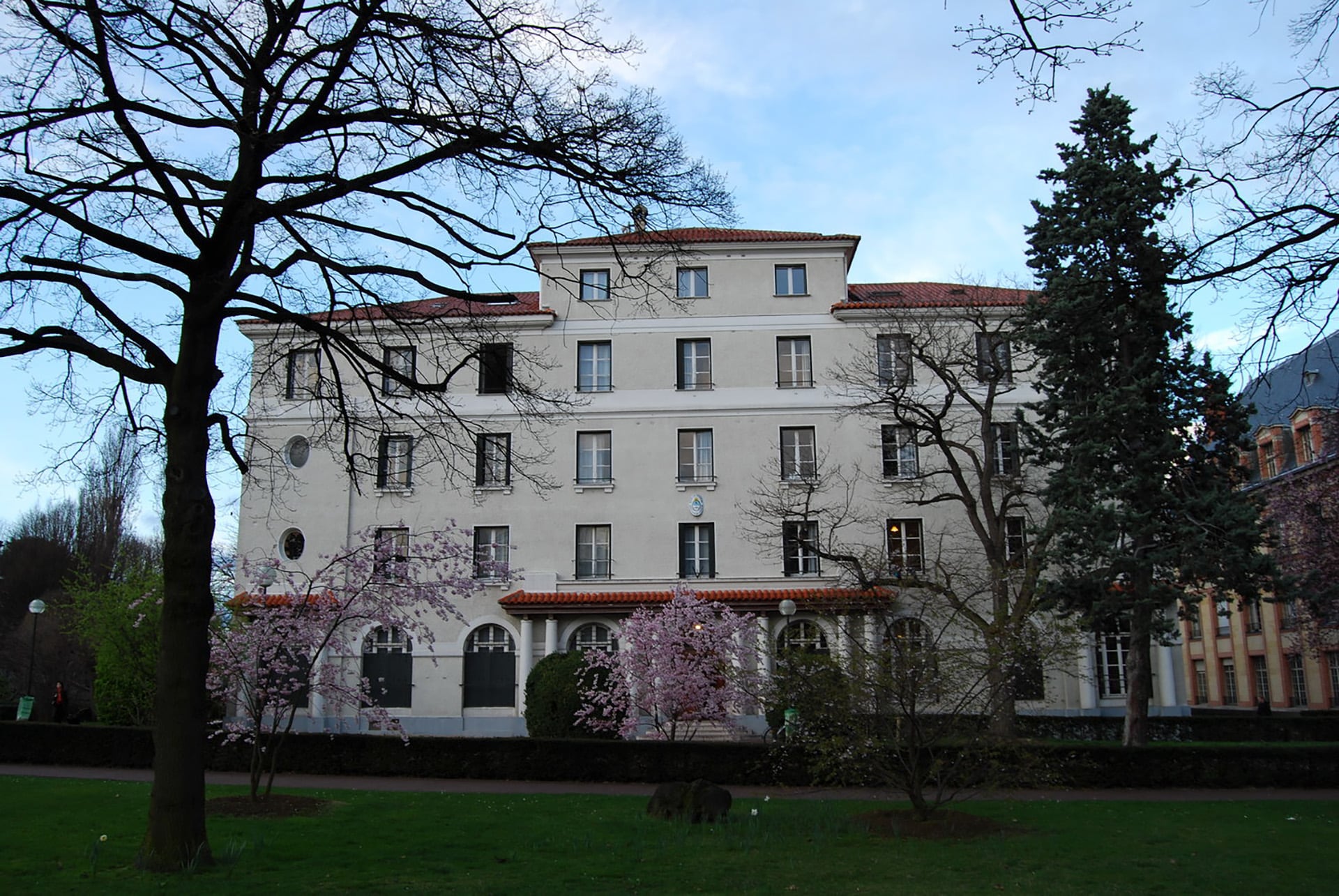 La Casa Argentina integra la Cité Internationale Universitaire de París, que aloja cada año a unos 12.000 estudiantes, investigadores y artistas de 150 países.